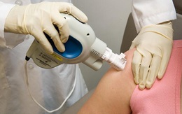 Một trong 7 loại vắc-xin COVID-19 nhận tài trợ từ Bill Gates sẽ được thử nghiệm lâm sàng trên người đầu tiên trong hôm nay