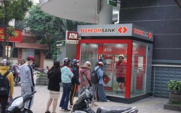 Hà Nội: Xếp hàng rút tiền tại ATM, 'phớt lờ' Covid-19