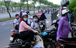 Reuters: Học sinh được đi học, cuộc sống ở Việt Nam đang trở lại bình thường nhanh top đầu khu vực