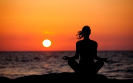 Tỷ  phú "cổ vũ tinh thần" Deepak Chopra: Khi thiền định, yoga không tác dụng, đây là cách cực đơn giản giúp bạn vượt qua căng thẳng