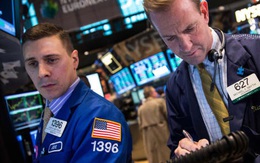 Cổ phiếu hàng không bị bán tháo mạnh sau thông báo của Warren Buffett, Dow Jones có lúc rớt gần 400 điểm