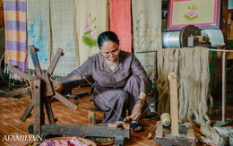 Người phụ nữ chân quê ngoại thành Hà Nội với biệt tài "bắt sen nhả tơ", làm nên chiếc khăn giá chẳng kém gì hàng hiệu nổi tiếng