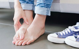 Móng chân chuyển màu đen có thể là nốt ruồi lành tính nhưng nhiều khi cũng là dấu hiệu của các bệnh, bao gồm cả ung thư