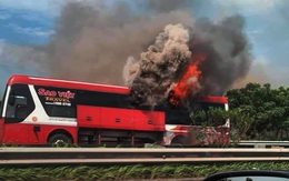 Kinh hoàng xe giường nằm bốc cháy trơ khung trên cao tốc Nội Bài – Lào Cai