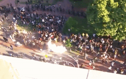 Cảnh sát bắn hơi cay dọn đường, TT Trump phát biểu giữa tiếng trực thăng và tiếng la ó của người biểu tình