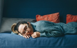 Chất lượng giấc ngủ sau tuổi 35 thay đổi do nội tiết tố và cách giải quyết: Thay đổi lối sống bắt kịp nhịp sinh học của cơ thể