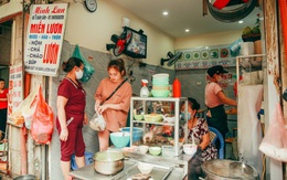 Ngày hè vừa ăn bát miến lươn 30 năm tuổi phố Chân Cầm, vừa nghe bà chủ kể chuyện xưa ôm bụng bầu đi bán rong khắp phố cổ mưu sinh