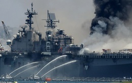Mỹ cháy tàu đổ bộ tấn công, 3,8 triệu lít nhiên liệu đứng trước nguy cơ tràn ra biển