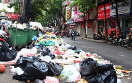 Hà Nội: Rác chất thành đống tràn ra khắp đường phố, nhiều người phải di tản vì phát ốm với mùi hôi thối