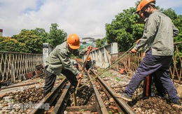 Bắt đầu đục thông tiếp 5 vòm cầu đá ‘trăm tuổi’ trên phố Phùng Hưng