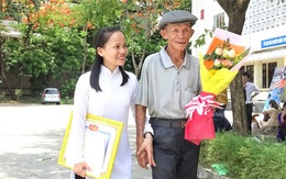 Xúc động câu chuyện về bức ảnh cha già khắc khổ ôm hoa đứng sau cánh gà trong ngày lễ tốt nghiệp của con gái