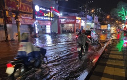 Cửa ngõ Sài Gòn chìm trong biển nước sau cơn mưa lớn