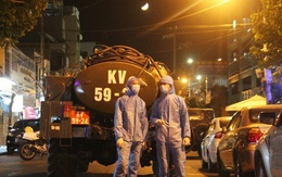 Chùm ảnh: Phun thuốc tiêu độc hai bệnh viện tại Đà Nẵng trong đêm
