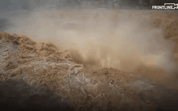 [VIDEO] Mùa lũ về trên sông Hoàng Hà, người dân TQ hào hứng chụp ảnh bên dòng thác lũ cuồn cuộn chảy