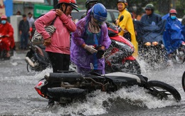 [ẢNH] Nước chảy xiết kéo nhiều xe máy đổ nhào giữa phố Sài Gòn, người dân dắt bộ cho an toàn