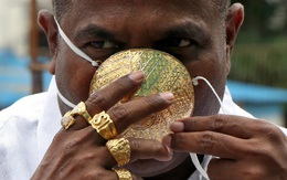 Doanh nhân Ấn Độ đeo khẩu trang bằng vàng giá 4.000 USD để chống Covid-19