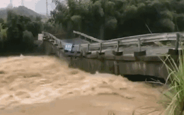 Hồng thủy hoành hành ở Trung Quốc: "Bẻ vụn" cầu bê tông, chặt đôi đường cao tốc