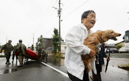 Chùm ảnh: Nhật Bản tan hoang khi lũ lớn càn quét giữa thời điểm 'bóng ma' của đại dịch Covid-19 vẫn đang hiện diện
