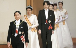 Gia đình Hoàng gia Nhật tổ chức tiệc mừng năm mới, xuất hiện ấn tượng trước dân chúng, đáng chú ý nhất là màn đọ sắc giữa các thành viên nữ