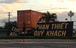 Container tông sập banner "Thành phố Phan Thiết kính chào quý khách"
