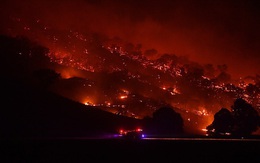 Hỏa Diệm Sơn ở Úc: Đám cháy lớn từ 2 nơi nhập vào nhau tạo thành ngọn lửa khổng lồ thiêu đốt hơn nửa triệu héc ta