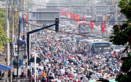 TP HCM: Hàng chục ngàn người đổ ra đường đến bến xe