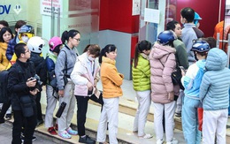 Chùm ảnh: Khổ sở "rồng rắn” xếp hàng tại trạm ATM chờ rút tiền ngày cận Tết Canh Tý