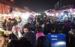 Ảnh: Chợ hoa Quảng An "thất thủ", thương lái và người dân đi mua hoa tết chen chúc trong đêm