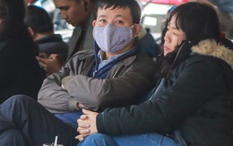 Hiệu thuốc ở Hà Nội "cháy hàng" khẩu trang y tế, người dân đi uống cafe cũng bịt mặt kín mít vì lo sợ virus Corona