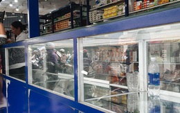 Người Sài Gòn đổ xô đi "vét sạch" khẩu trang phòng virus corona, một số tiệm thuốc tây ngưng bán để phát miễn phí