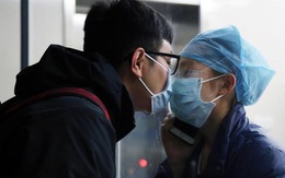 Khoảnh khắc nữ y tá chống dịch virus corona hôn bạn trai qua tấm kính cách ly: "Chờ em ra ngoài, mình đi đăng kí kết hôn nhé!"
