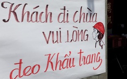Khách đi chùa ngày Rằm tháng Giêng ở TP Hồ Chí Minh được khuyến cáo đeo khẩu trang, xịt khuẩn