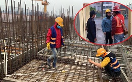 Công trường xây dựng Hà Nội đo thân nhiệt, phát khẩu trang cho công nhân