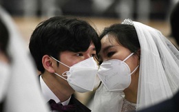 6000 cặp đôi trong đám cưới tập thể ở Hàn Quốc giữa dịch virus corona: Người đeo khẩu trang kín mít, người vẫn “bất chấp” trao nụ hôn