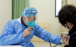 Bác sĩ Đổng Tông Kỳ: Thiên thần áo trắng bất chấp tuổi tác kiên quyết ngồi xe lăn chiến đấu với dịch SARS 2003 và dịch viêm phổi Vũ Hán 2020