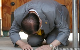 Giáo chủ Tân Thiên Địa Lee Man-hee quỳ gối xin lỗi người dân Hàn Quốc: Tôi không còn mặt mũi nào nữa
