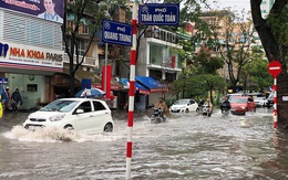 Nhiều tuyến phố Hà Nội mênh mông nước sau cơn mưa lớn