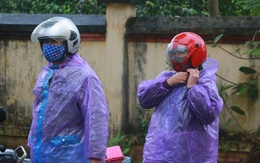 CLIP: Ngày đầu hết cách ly, người dân xã Sơn Lôi đội mưa xin "giấy thông hành" để đi làm việc