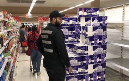 Cử bảo vệ "canh" giấy vệ sinh: Cách các siêu thị đối phó với cơn sốt mua hàng