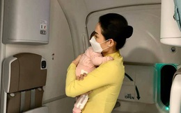 Phía sau hình ảnh xúc động về nữ tiếp viên hàng không ẵm cháu bé trên chuyến bay về nước tránh dịch: Khi bế con ru con ngủ mình cảm nhận được nỗi niềm người mẹ