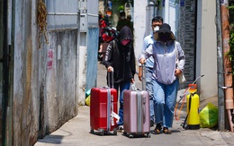 Di chuyển 2 phụ nữ trong con hẻm bị phong tỏa ở Sài Gòn vì nghi có người nhiễm Covid-19