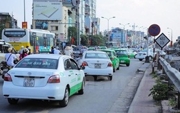 Đề xuất dỡ bỏ biển cấm taxi, xe hợp đồng tại nhiều tuyến phố