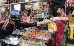 Ảnh: Chủ cửa hàng sống gần khu phố cách ly ở Hà Nội tung "chiêu độc" để phòng chống dịch Covid-19