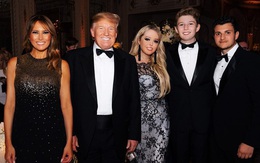 Quý tử Barron Trump hiếm hoi lộ ảnh nở nụ cười tươi rạng rỡ khiến cộng động mạng xuýt xoa trong khi con gái Tổng thống Mỹ cũng "lột xác" không kém