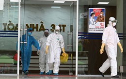 [ẢNH] Phun khử trùng toà nhà 34T Trung Hoà nơi nữ phóng viên dương tính Covid-19 sinh sống