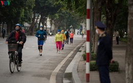 Ngày đầu cách ly toàn xã hội: Người dân Hà Nội vẫn ra đường tập thể dục