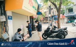 Những hàng ăn nổi tiếng Hà Nội gọi hàng qua khe cửa, chăng dây tạo vùng an toàn, bất cứ ai đặt hàng phải đeo khẩu trang đúng chuẩn
