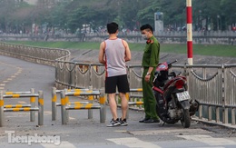 Tập thể dục trên đường đi bộ dài nhất Hà Nội, người dân được 'mời' quay về nhà