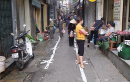 Hà Nội: Lập chốt, kẻ vạch sơn nơi công cộng, siết chặt giãn cách xã hội