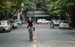 Chùm ảnh: Hà Nội đón mưa dày hạt do không khí lạnh, đường phố càng thêm vắng vẻ giữa những ngày cách ly xã hội